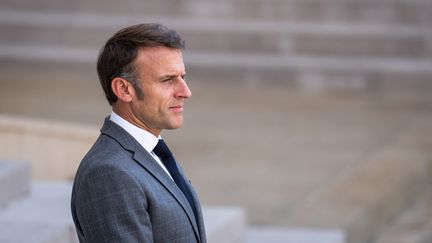 Le chef de l'Etat Emmanuel Macron dans la cour de l'Elysée à Paris, le 24 juin 2024. (XOSE BOUZAS / HANS LUCAS / AFP)