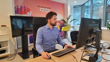 Romain Saguy, de Coinhouse, dans les locaux de son entreprise, le 23 mai 2022.&nbsp; (THOMAS GIRAUDEAU / FRANCEINFO)