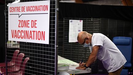 Un membre de l'équipe médicale prend des notes dans la zone de vaccination d'un centre installé à Garlan (Finistère), le 31 mai 2021. (FRED TANNEAU / AFP)