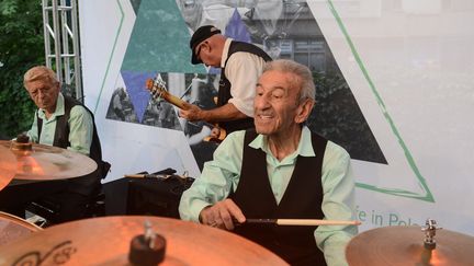 Reuwen 'Ruby' Sosnowicz (à gauche) et Saul Dreier (à droite) du Holocaust Survivor Band à Varsovie (26 juillet 2016)
 (Jakub Kaminski / PAP / AFP)