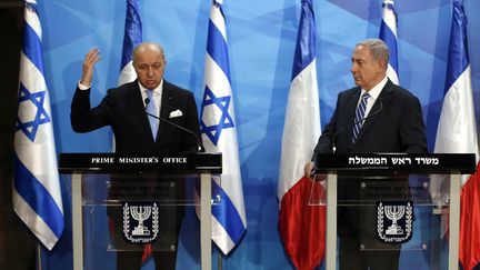 Le ministre des Affaires &eacute;trang&egrave;res, Laurent Fabius, lors d'une conf&eacute;rence de presse avec le Premier ministre isra&eacute;lien,&nbsp;Benyamin N&eacute;tanyahou, dimanche 21 juin 2015 &agrave; J&eacute;rusalem (Isra&euml;l). (THOMAS COEX / POOL / AFP)