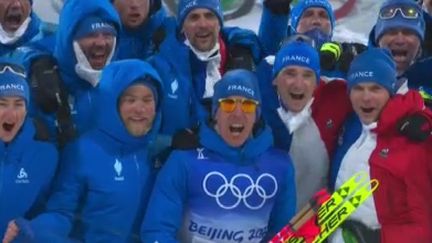 La joie de l'équipe de France de biathlon, le 13 février 2022, après la&nbsp;médaille d'or de Quentin Fillon Maillet en poursuite aux Jeux olympiques de Pékin. (FRANCETELEVISIONS)