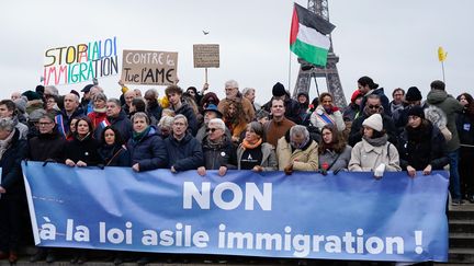 Manifestation pour le retrait de la loi asile immigration, à Paris, le 21 janvier 2024. (LAURE BOYER / HANS LUCAS)