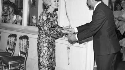 Jacques Dessange et Jean Seberg lors de l'inauguration d'un salon parisien, le 8 mai 1965. (Archive AFP)