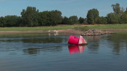 Sécheresse :&nbsp;les baliseurs remontent la Loire pour aider à la&nbsp;navigation (France 3)