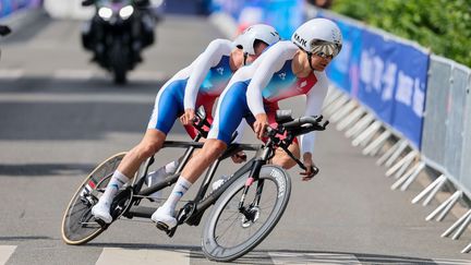 Le virage du paralympisme géré à la perfection par Elie de Carvalho et son guide Mickaël Guichard. Pour ses premiers Jeux, le duo termine sur la deuxième place du podium du contre-la-montre (B) à Clichy-sous-Bois, mercredi 4 septembre. (ALEX WHITEHEAD / SIPA)