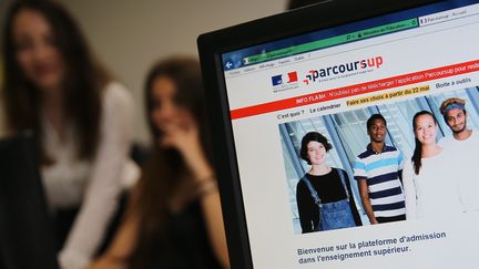 Des élèves en train de consulter le site Parcoursup à Mulhouse (Haut-Rhin). (MAXPPP)