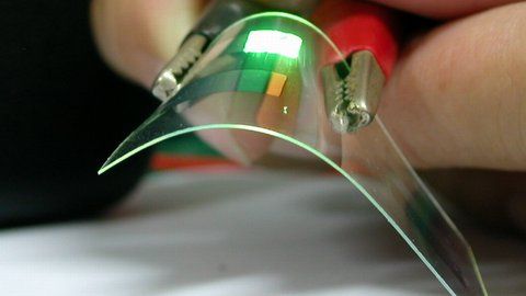 Prototype de diode &eacute;lectroluminescente OLED sur un support plastique (CC BY-SA 3.0)