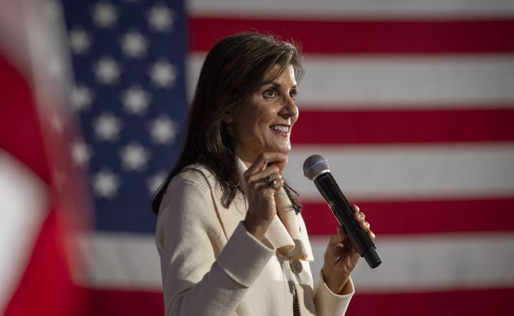 La candidate aux primaires républicaines Nikki Haley lors d'un meeting à Spirit Lake, dans l'Iowa (Etats-Unis), le 9 décembre 2023. (CHRISTIAN MONTERROSA / AFP)