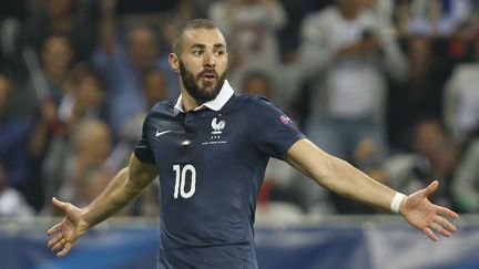 Karim Benzema c&eacute;l&egrave;bre son but lors du match de la France contre l'Arm&eacute;nie &agrave; l'Allianz Riviera de Nice (Alpes-Maritimes), le 8 octobre 2015. (PHILIPPE LAURENSON / BLUEPIX / AFP)