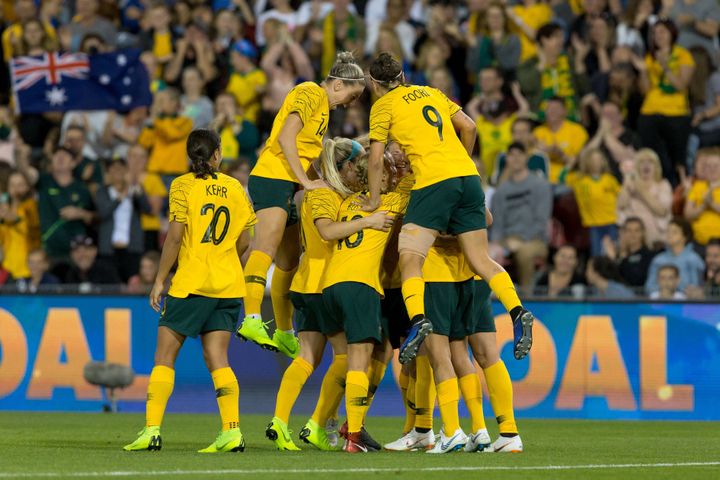 Les Australiennes se félicitent après un but inscrit contre la Chine, le 13 novembre 2018, à Newcastle (Australie). (SPEED MEDIA/REX/SHUTTERSTOCK/SIPA / SHUTTERSTOCK)