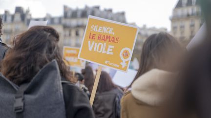 Une personne participant à une manifestation du collectif #NousToutes à Paris, le 25 novembre 2023, porte une pancarte 