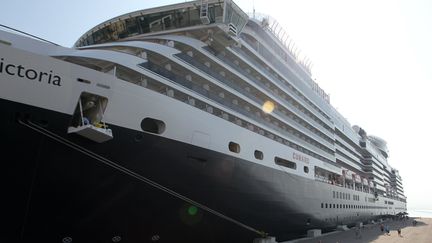 Des touristes descendent du ferry "Queen Victoria" pour une escale dans le port d'Ajaccio (Corse-du-Sud), le 10 juillet 2015. (PASCAL POCHARD-CASABIANCA / AFP)