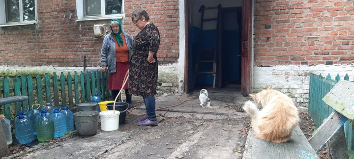 Deux femmes discutent dans la cour de leur maison dans le village de Stansya, dans l'est de l'Ukraine, récemment libéré par l'armée ukrainienne. (ERIC AUDRA / FRANCEINFO)