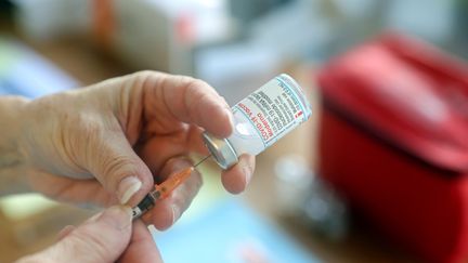 Un flacon de vaccin Moderna contre le Covid-19. (FRANCOIS DESTOC / MAXPPP)