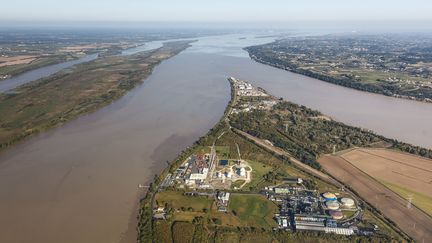 Vue aérienne de la Garonne et de la Dordogne qui se rejoignent à Bayon-sur-Gironde (en Gironde). (LEROY FRANCIS / HEMIS.FR / AFP)