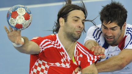 Duel entre Ivano Balic et Nikola Karabatic en finale des Championnats du monde de handball à Zagreb, le 1er février 2009, remportée par la France&nbsp;(24-19) sur la Croatie. (ATTILA KISBENEDEK / AFP)