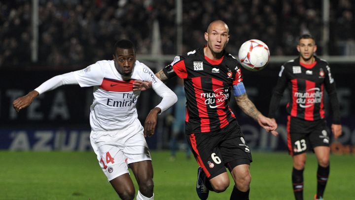 Didier Digard à la lutte avec Blaise Matuidi lors d'un match de Ligue 1 entre l'OGC Nice et le Paris Saint-Germain au stade du Ray, le 1er décembre 2012. (GERARD JULIEN / AFP)