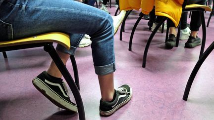 Des collégiens assis sur leurs chaises dans un établissement scolaire. (JEAN-MARC LOOS / MAXPPP)