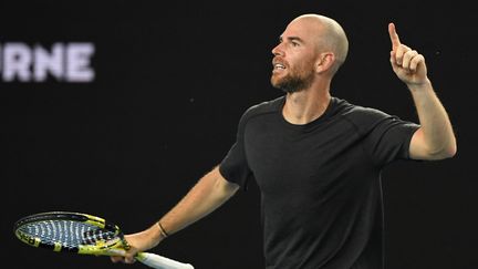 Adrian Mannarino célèbre un point lors du 3e tour face à&nbsp;Aslan Karatsev, le vendredi 21 janvier. (WILLIAM WEST / AFP)