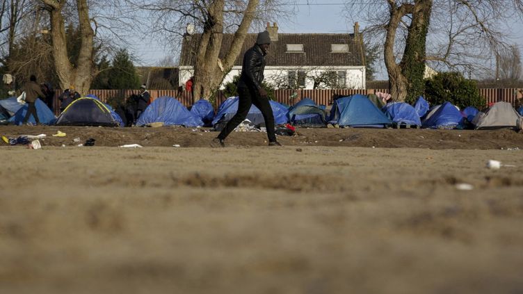 Un camp temporaire de migrants à Calais (Pas-de-Calais), le 22 décembre 2021. (EDUARDO OYANA / ANADOLU AGENCY / AFP)