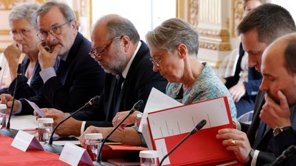 La Première ministre Elisabeth Borne, lors d'une réunion à Matignon avec plusieurs ministres le 17 juillet 2023. (GEOFFROY VAN DER HASSELT / POOL VIA AFP)