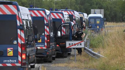 Des gendarmes à proximité de Redon (Ille-et-Vilaine), le 19 juin 2021. (LOIC VENANCE / AFP)