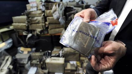 Saisie de 1,5 tonne de cannabis, à Lyon, le 17 mai 2011. (AFP/Philippe DESMAZES)