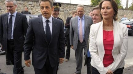 Ségolène Royal (d) et Nicolas Sarkozy lors d'une visite du Président à la Rochefoucauld, le 9 juin 2011. (AFP - Philippe Wojazer)