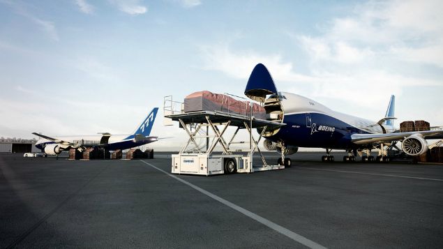 &nbsp; (Le cockpit est lui perché sur le dessus du fuselage afin de permettre l’installation d’un nez ouvrant pour le chargement de conteneurs © 747 Boeing)