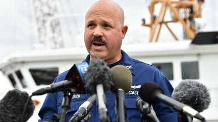 Le capitaine Jamie Frederick, membre des garde-côtes américains, s'exprime lors d'une conférence de presse qui se déroule à Boston, aux Etats-Unis, le 20 juin 2023. (JOSEPH PREZIOSO / AFP)