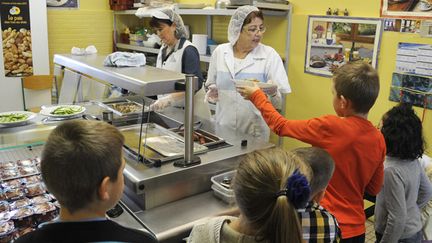 &nbsp; (Environ, la moitié des élèves de l'école primaire fréquentent la cantine, qui existe dans 80% des communes © Maxppp)