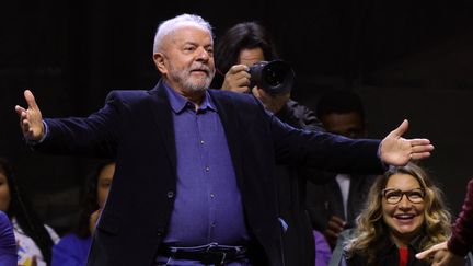 Luiz Inacio Lula da Silva, appelé Lula, ancien président et candidat à la prochaine présidentielle au Brésil lors d'un meeting, le 16 septembre 2022. (SILVIO AVILA / AFP)