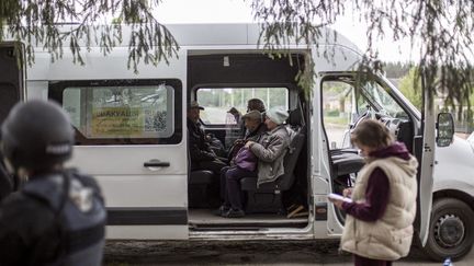 Des civils ukrainiens évacués du village de Vovchansk, en Ukraine, le 16 mai 2024. (NARCISO CONTRERAS / ANADOLU / AFP)