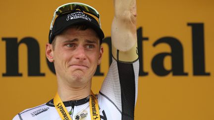 Matej Mohoric (Bahrain-Victorious) sur le podium après sa victoire lors de la 19e étape du Tour de France entre Moirans-en-Montagne et Poligny, le vendredi 21 juillet 2023. (THOMAS SAMSON / AFP)