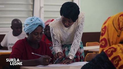 "Sur la ligne". "Il faut que je comprenne ce qu'ils apprennent" : à Mayotte, les parents vont à l’école pour pouvoir aider leurs enfants (SUR LA LIGNE / FRANCE 2)