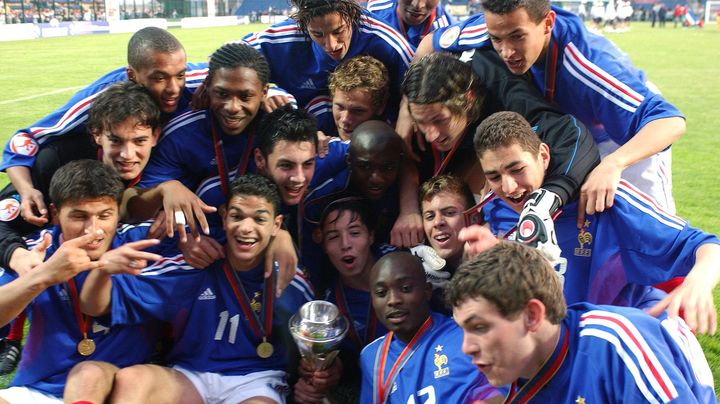 L'&eacute;quipe de France des moins de 17 ans f&ecirc;te sa victoire en finale de la Coupe du monde dans cette cat&eacute;gorie, &agrave; Ch&acirc;teauroux (Indre), le 15 mai 2004. (ALAIN JOCARD / AFP)