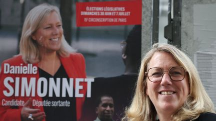 La dissidente LFI Danielle Simonnet, devant son affiche de campagne pour les législatives, le 1er juillet 2024. (MOHAMMED BADRA / MAXPPP)