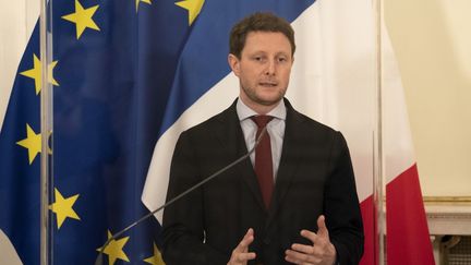 Le secrétaire d'Etat aux Affaires européennes Clément Beaune lors d'une conférence de presse à Vienne (Autriche) le 9 novembre 2020. (JOE KLAMAR / AFP)