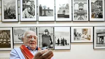 Le photographe autrichien Erich Lessing à l'une de ses expositions en 2012.
 (Herbert Neubauer / APA / AFP)