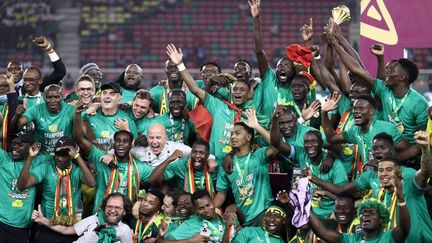 Jamais, les Lions de la Teranga n’avaient gagné la Coupe d’Afrique des nations avant cette édition 2022. Emmenés par Sadio Mané et Edouard Mendy, les Sénégalais repartent du Cameroun, le 6 février, avec leur premier trophée continental en poche grâce à leur victoire aux tirs au but face à l’Egypte de Mohamed Salah en finale. (KENZO TRIBOUILLARD / AFP)