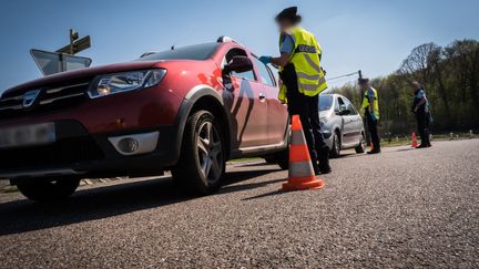 À Vesoul (Haute-Saône), la gendarmerie effectue un contrôle des attestations dérogatoires de déplacement, le 10 avril 2020. (JEAN-FRANÇOIS FERNANDEZ / FRANCE-BLEU BESANÇON)