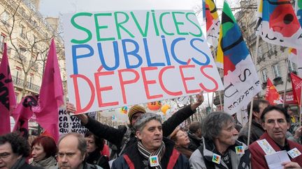 Plusieurs milliers de fonctionnaires avaient manifest&eacute; contre les r&eacute;formes dans la fonction publique, le 21 janvier 2010. Photo prise ici dans le cort&egrave;ge parisien.&nbsp; (JACQUES DEMARTHON / AFP)