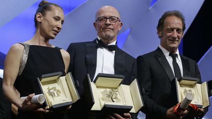 &nbsp; (Emmanuelle Bercot (à gauche), Jacques Audiard (au centre), et Vincent Lindon (à droite) ont été récompensés lors du 68e Festival de Cannes © Lionel Cironneau/AP/SIPA)