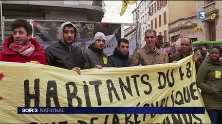 Les anciens habitants de l'immeuble de Saint-Denis protestent. (FRANCE 3)