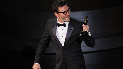 Michel Hazanavicius re&ccedil;oit l'Oscar du meilleur r&eacute;alisateur pour The Artist, &agrave; Los Angeles (Etats-Unis), le 26 f&eacute;vrier 2012. (ROBYN BECK / AFP)