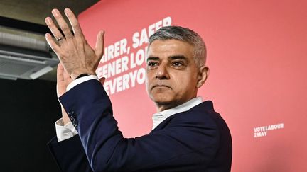 Le maire de Londres, Sadiq Khan, après un discours lors de la campagne municipale, le 18 avril 2024. (JUSTIN TALLIS / AFP)