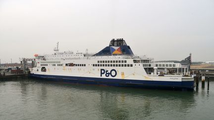 Le Pride of Kent de la compagnie P&amp;O Ferries, photographié en juin 2016 dans le port de Calais (Pas-de-Calais). (MAXPPP)