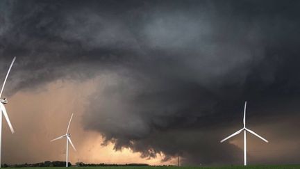 Les tornades dans le Nord, dimanche 23 octobre, ont secoué la France. Des catastrophes difficiles à prévoir et qui pourraient être de plus en plus courantes avec le réchauffement climatique. (FRANCE 2)