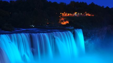 Les chutes du Niagara (Etats-Unis) ont &eacute;t&eacute; illumin&eacute;es de bleu &agrave; l'annonce de la naissance du Royal Baby, un gar&ccedil;on, le 22 juillet 2013.&nbsp; (JOHN NORMILE / GETTY IMAGES NORTH AMERICA)